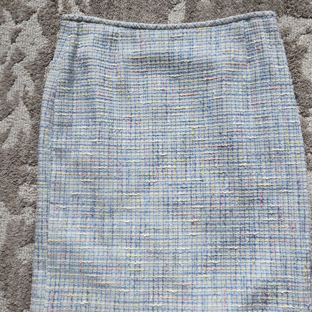 Vintage Chic Tweed Skirt Suit with Cream Top - Picture 5 of 10